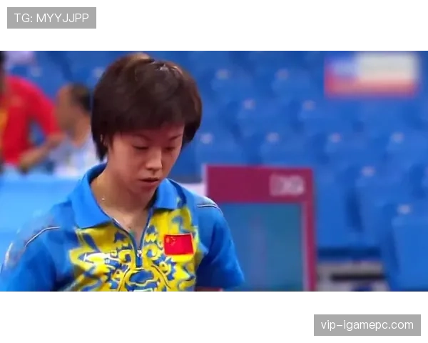 张怡宁打完比赛顺手把对手的球拍放进了自己包里
